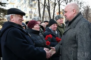 Фото: В Кемерове прошла церемония возложения цветов к Мемориалу Славы воинов-кузбассовцев 2