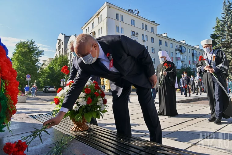 Фото: Губернатор Кузбасса возложил цветы к Мемориалу Славы в День памяти и скорби 4