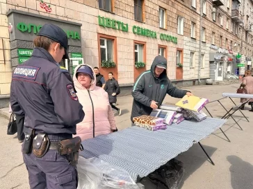 Фото: В Новокузнецке разогнали стихийный рынок на привокзальной площади 3