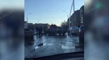 Фото: В Кемерове после ДТП автомобиль выехал на тротуар 1