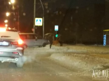 Фото: В Кемерове автомобиль снёс светофор 3