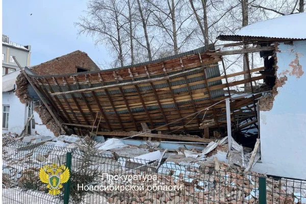 Аварийное здание детской спортшколы обрушилось в Новосибирской области