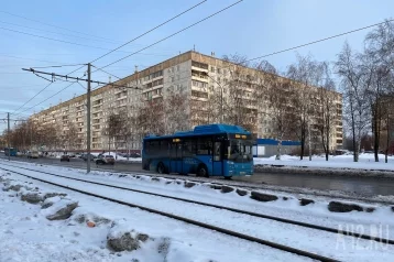 Фото: «Едем с ветерком»: в Новокузнецке пассажиры автобуса возмутились водителю, который не закрыл дверь во время движения 1
