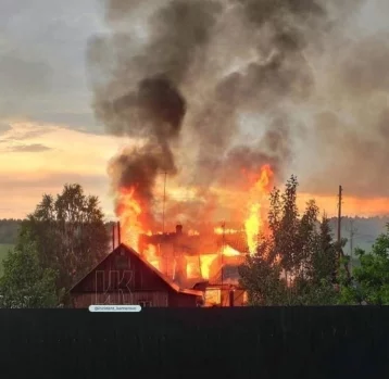 Фото: Под Кемеровом из-за удара молнии загорелся дом 1