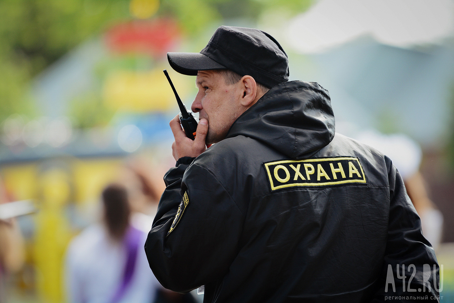 В Кузбассе 20-летний парень напал на охранника ТЦ