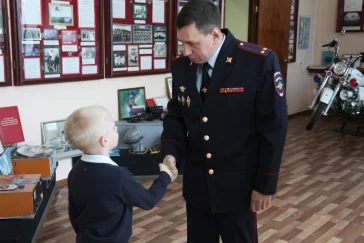 Фото: В Кузбассе полицейские исполнили мечту семилетнего ребёнка 3