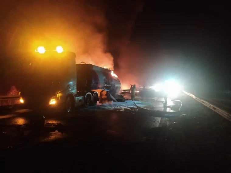 Фото: Участок трассы Кемерово — Новокузнецк временно перекрыли из-за ДТП и пожара в грузовике 2