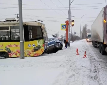 Фото: В Кемерове два человека пострадали в ДТП с Nissan и трамваем 1