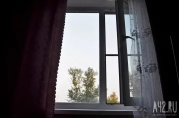Фото: В Шерегеше 7-летняя девочка выпала из окна пятого этажа 1