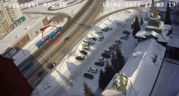 Фото: В Новокузнецке момент столкновения двух автобусов попал на видео 1