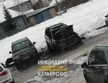 Фото: Появилось фото с места пожара в двух Toyota Land Cruiser в Кемерове 1