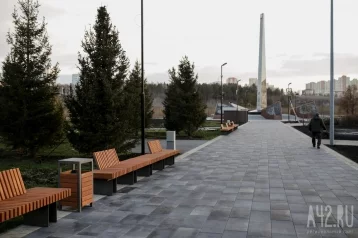 Фото: Кемеровчанка пожаловалась мэру на подростков, которые катались на скейтбордах по стеле в парке Победы 1