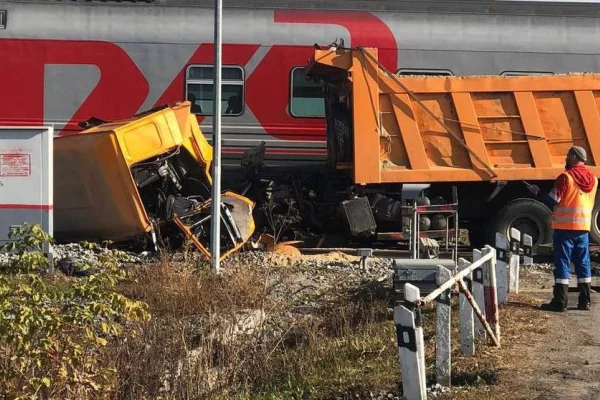 Следовавший из Казани в Санкт-Петербург пассажирский поезд столкнулся с грузовиком