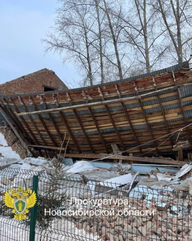 Аварийное здание детской спортшколы обрушилось в Новосибирской области