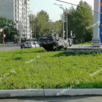 Фото: Автомобиль перевернулся на крышу после ДТП в Кемерове 3