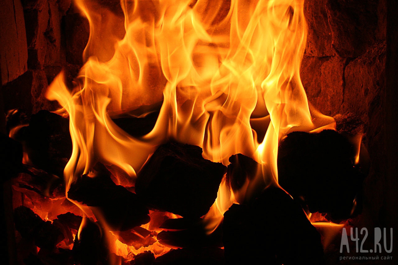 В Кузбассе сгорел частный дом: пожар сняли на видео