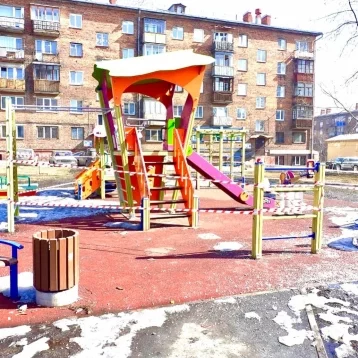 Фото: В Новокузнецке детские площадки огородили сигнальными лентами 4