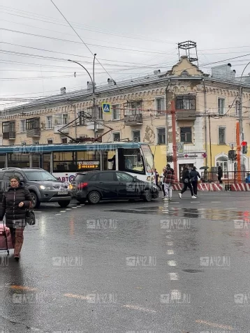 Фото: В Кемерове на проспекте Ленина иномарка не поделила дорогу с трамваем 1