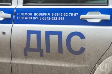 Фото: Очевидцы: в Кемерове автомобиль вылетел в сугроб в результате ДТП 1