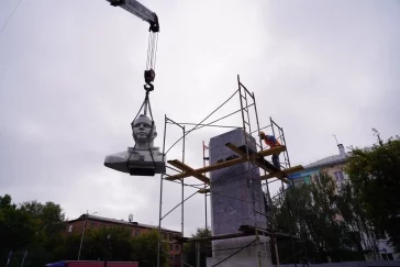 Фото: В Кемерове бюст Юрия Гагарина вернули на место после реставрации 2