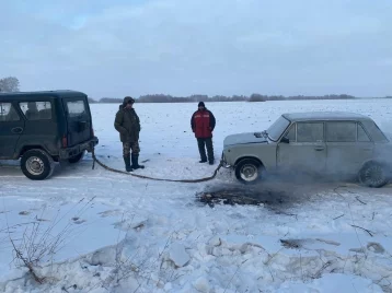 Фото: «Решили сократить расстояние»: кузбассовцы на автомобиле застряли в снегу и остались без связи 1