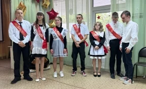 «Кузбассэнергосбыт» поздравил выпускников подшефной школы с последним звонком