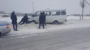 Фото: «ГАЗель» с туристами из Шерегеша застряла на кузбасской трассе 1