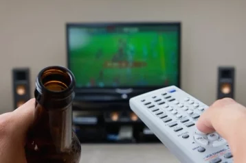 Фото: Социологи: Для борьбы со стрессом россияне используют телевизор и алкоголь 1