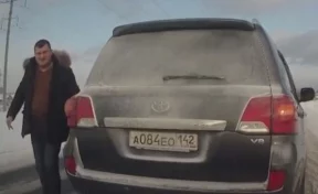 «Беспредельщик на дороге»: под Кемеровом водитель внедорожника разбил стекло другого авто