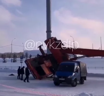 Фото: В Кузбассе автокран опрокинулся на парковку гипермаркета 2