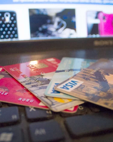 В России с декабря могут заработать лимиты на число банковских карт