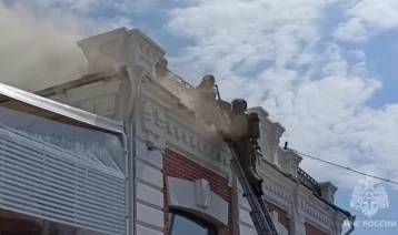 Фото: В Омске горит крыша ресторана на площади 100 квадратных метров 1