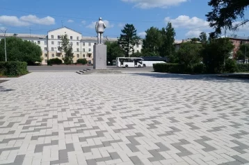 Фото: В Кемерове в сквере у ДК Кировского района уложили тротуарную плитку 1