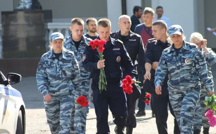 Фото: В Новокузнецке похоронили убитого в Чечне на блокпосту полицейского 4