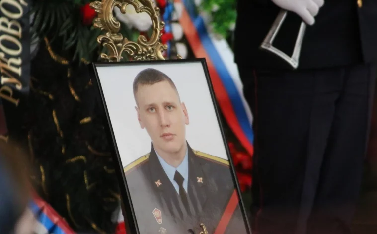 Фото: В Новокузнецке похоронили убитого в Чечне на блокпосту полицейского 6