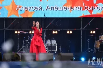 Фото: Зара спела для кемеровчан «Балладу о матери» 1