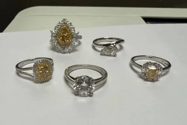 В аэропорту Внуково таможенники изъяли 5 колец на 18,5 миллиона рублей