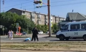 В Сети появилось видео с места у трамвайной остановки в Кемерове, где умер мужчина