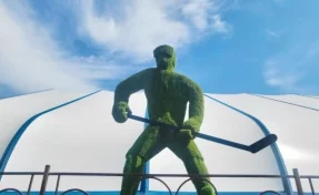 Трёхметрового зелёного хоккеиста установили в кузбасском парке