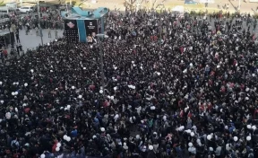 Тысячи жителей Бишкека устроили давку у ТЦ из-за бесплатных бургеров от Тимати