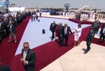 Фото: Меланья Трамп отказалась взять мужа за руку в аэропорту Израиля 1