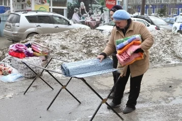 Фото: В Кемерове оштрафовали уличных торговцев у поликлиники №5 1