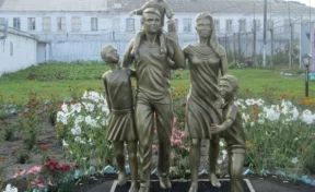 Скульптуру многодетной семьи установили в одной из колоний Кузбасса