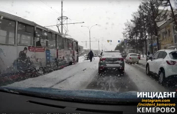 Фото: В Кемерове вылетевший на рельсы автомобиль заблокировал движение трамваев 1
