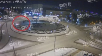 Фото: В Кемерове Mercedes влетел в кусты на бульваре Строителей: момент ДТП попал на видео 1
