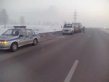 Фото: Сотрудники ГИБДД Кузбасса помогли замерзавшему на трассе водителю  2