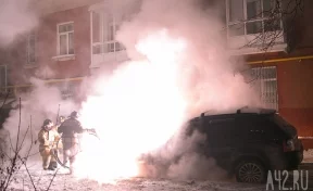 В Кемерове загоревшийся ночью автомобиль поджёг неизвестный мужчина: инцидент попал на видео