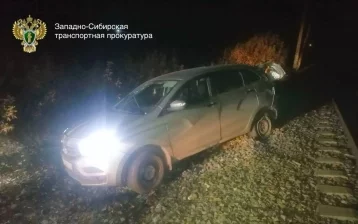 Фото: В Кузбассе автомобиль врезался в локомотив на железной дороге 1