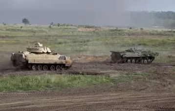 Фото: В Сеть попало видео учебного боя танков Abrams и Т-72М 1