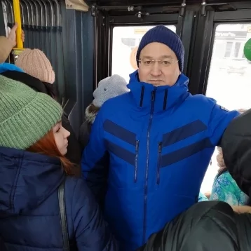 Фото: Замгубернатора Кузбасса прокатился на холодном автобусе в Новокузнецке 1
